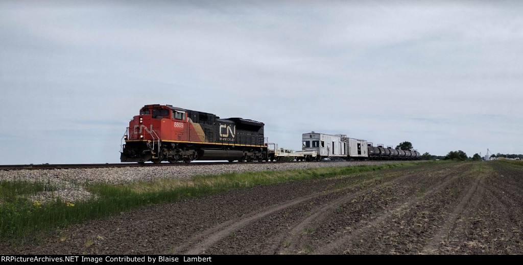 CN O927 weed sprayer train